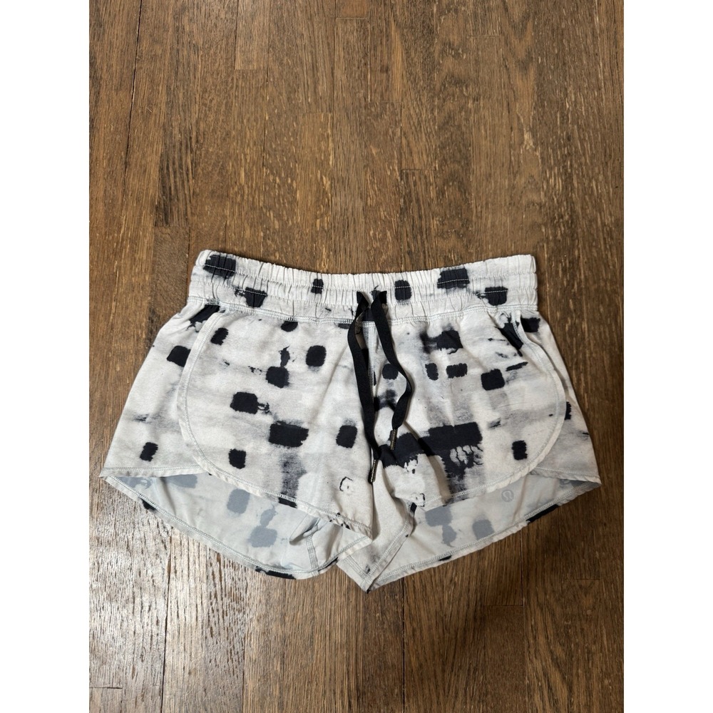 Lululemon Hotty Hot Low-Rise Lined Shorts Black White Print Size 4 Running Gym